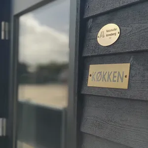Annebergs Limtræ Natursuiter Hytter Skiltning